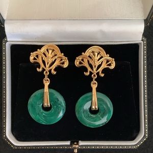 Vintage Avon faux emerald green jade clip on earrings.